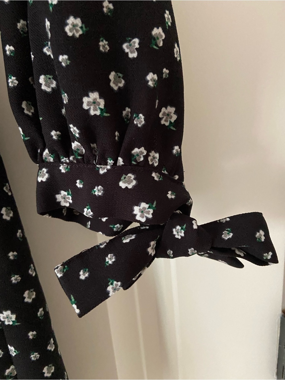 H&M Black Long Sleeve Dress with White Floral Print and Pockets Women’s Size 12 - Picture 3 of 10